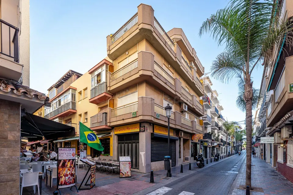 Piso con gran terraza de 29 m2 en segunda línea de playa – Fuengirola