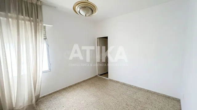 PISO EN ZONA SAN JOSÉ TOTALMENTE PARA REFORMAR CON TERRAZA - - foto 4