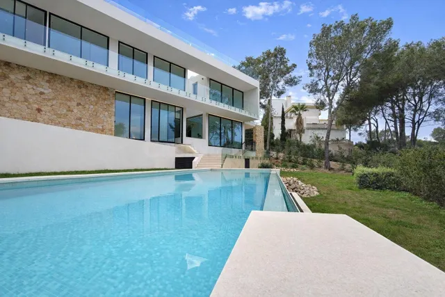 Villa de lujo de nueva construcción con piscina en parcela e