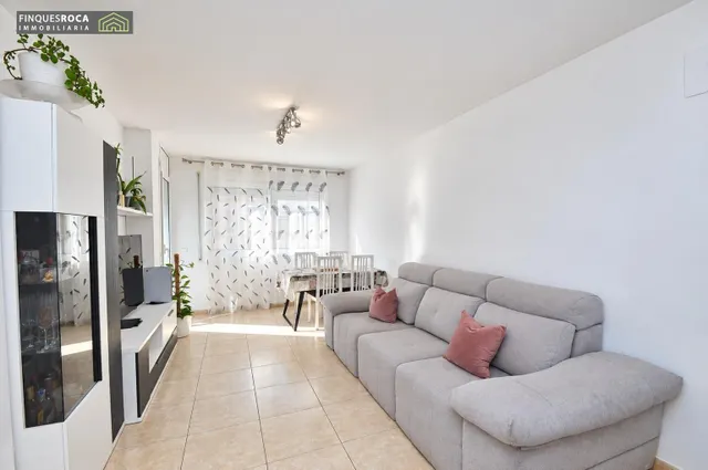 **AMPLIO PISO DE 3 habitaciones CON BALCÓN Y TERRAZA EN LA RÀPITA** — 25