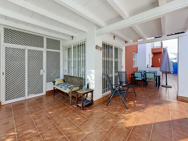 Chalet pareado con gran semisótano, jardín privado, garaje y - foto 3