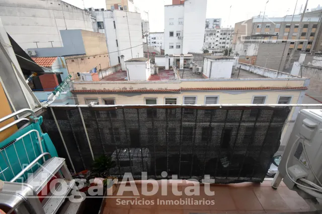 Disfruta de la luz natural y el encanto de vivir a un paso del centro en este acogedor piso con balcón — 8