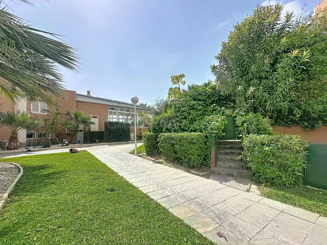 Vivienda con jardín en primera línea en el exclusivo residen