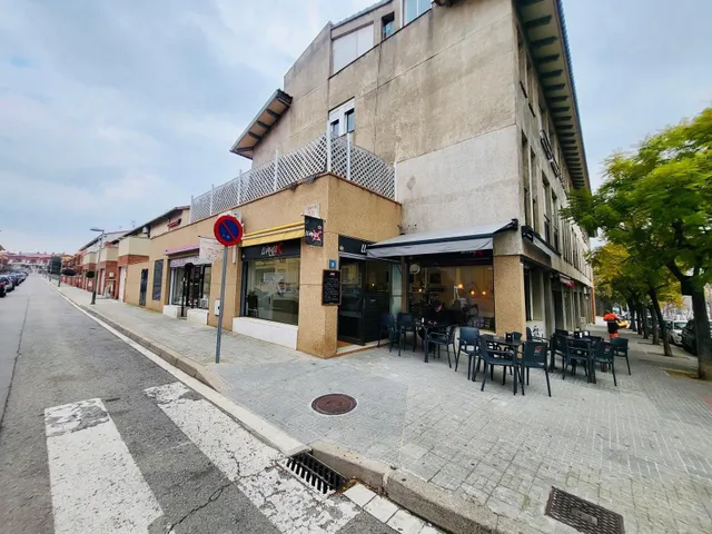 Inversión Estratégica con Rentabilidad Garantizada en el Corazón Comercial de Sant Andreu — 2