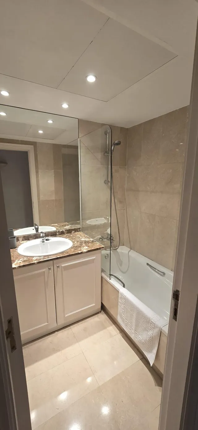 Piso amplio y luminoso de tres dormitorios  en primera línea de playa en Hacienda Beach II-III | CABANILLAS REAL ESTATE — 17