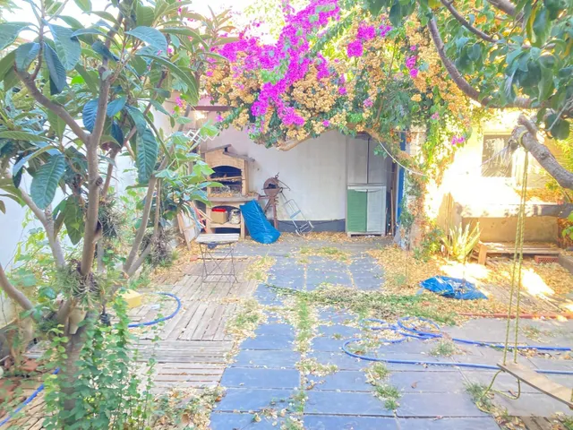 CASA PLANTA BAJA CON 2 VECINOS CON JARDÍN — 19
