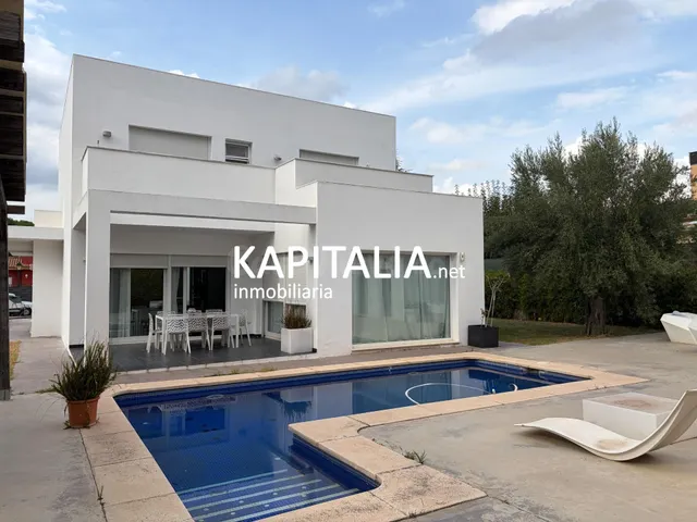 ESPECTACULAR CHALET DE DISEÑO EN URBANIZACIÓN CON PISCINA.
