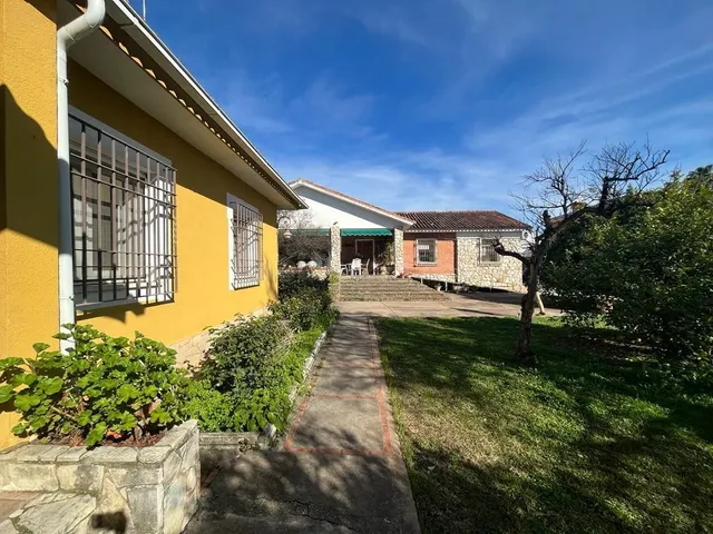 PARCELA DE 3000 M2 SEGREGABLE EN TRES CON DOS CHALETS — 3