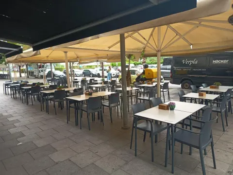 ¡TRASPASO DE RESTAURANTE EN VILADECANS! Negocio en funcionamiento con terraza soleada