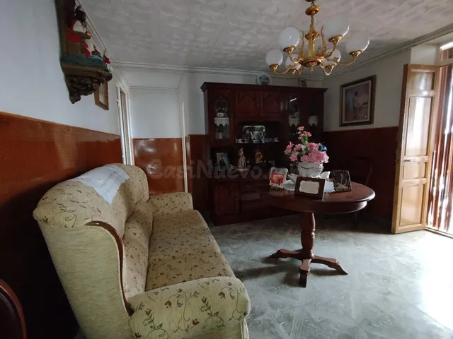 CASA CON SALIDA A DOS CALLES Y 326 m2 DE PARCELA - foto 3