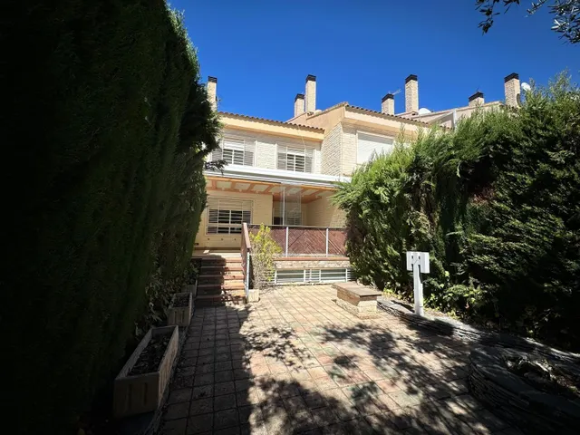 Bungalow de 250 m2 con 5 habitaciones, patio, terraza y piscina comunitaria — 19