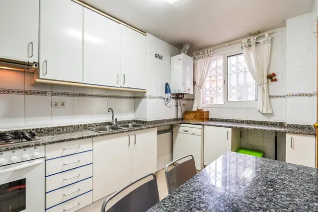 Piso 77m2., 3 Dormitorios, 2 Baños. Exterior con Patio y Ascensor. — 9
