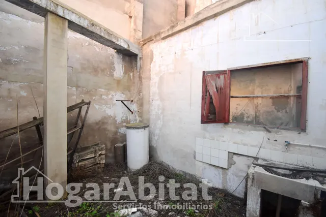 ¡Hazla a tu gusto! Casa amplia y luminosa de tres alturas para reformar, cerca del ayuntamiento — 11