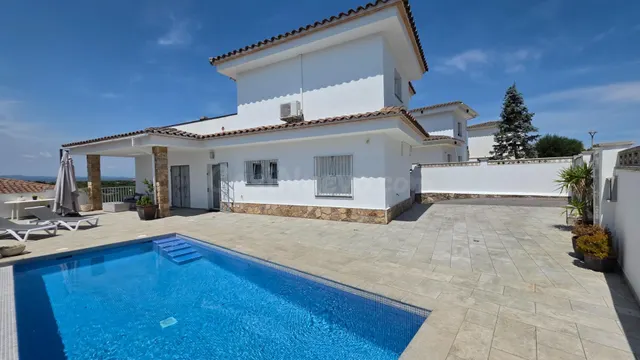 Villa con piscina privada en L'Escala: privacidad, luz y cal
