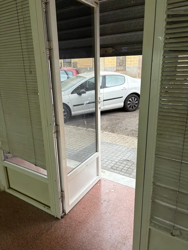 Se vende local en excelente ubicación, con un baño y patio, con techos altos. — 6