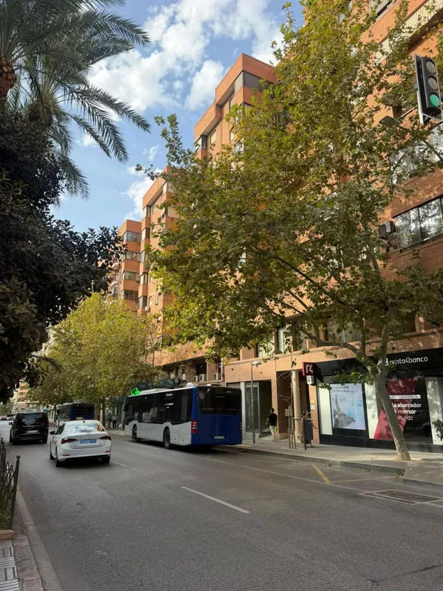 ALQUILER DE EXCELENTE Y AMPLIA VIVIENDA QUE HACE ESQUINA EN ZONA CENTRO DE ALICANTE — 28