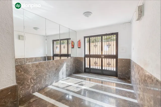 Piso 3 habitaciones en Calle Santa Margarita, junto Cmno. Bajo de Huétor — 28