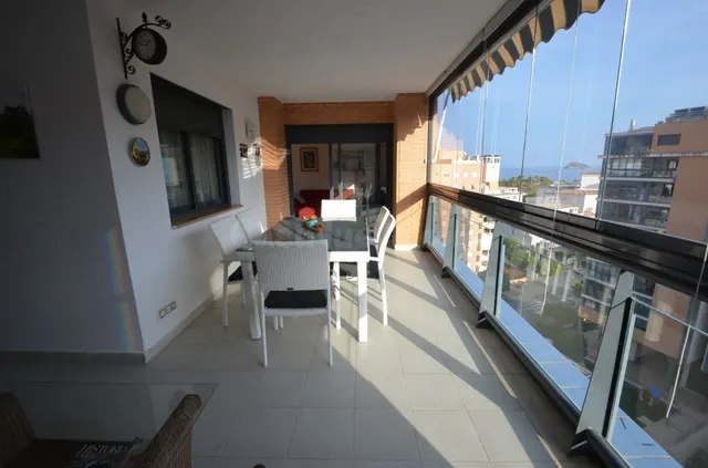 SE ALQUILA POR TEMPORADA ÁTICO DE DOS DORMITORIOS EN CALA VI