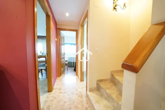 Chalet adosado con buhardilla en ciudad jardín de Alicante: garaje para 4 vehículos, terraza de 30m2 y piscina — 17