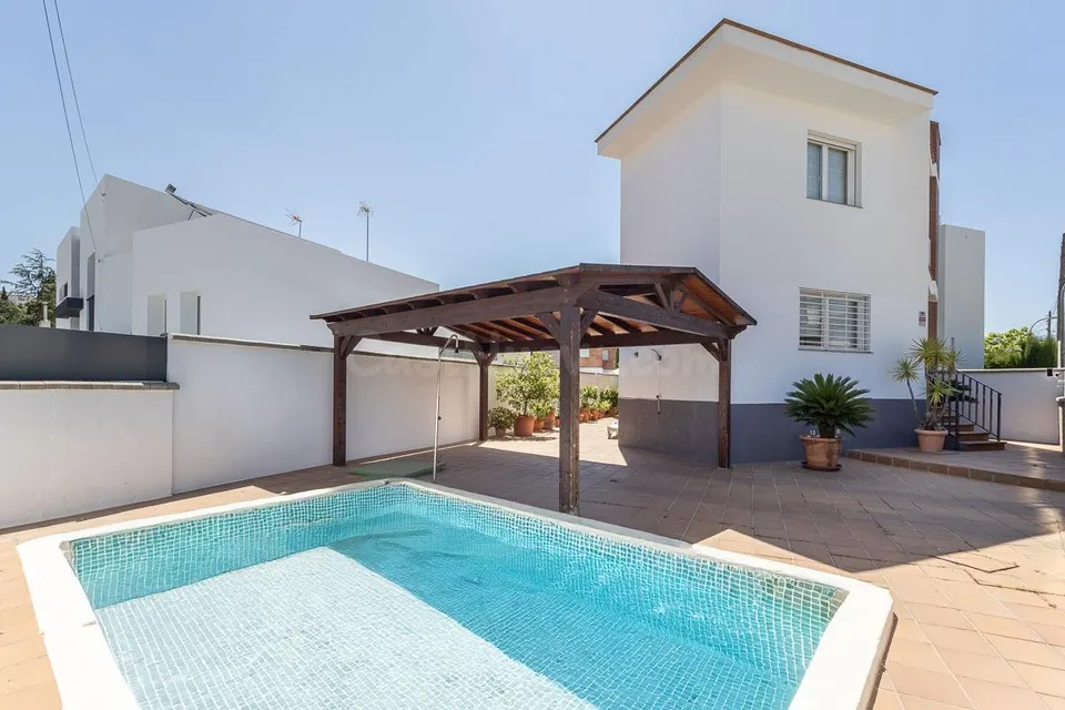 Gran casa con piscina en huetor vega