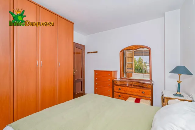 Piso de 4 dorm. con ascensor y Plaza de aparcamiento. Avda. de Madrid. — 15