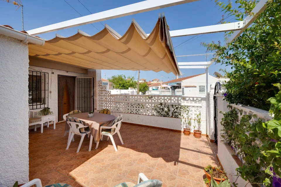 CASA EN VENTA EN TORREVIEJA CON JARDIN PRIVADO Y ORIENTACION SUR