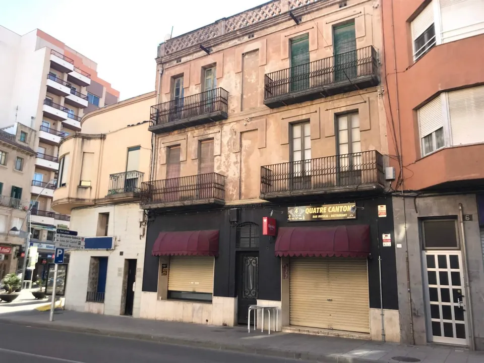 EDIFICIO CON MUCHAS POSIBILIDADES
