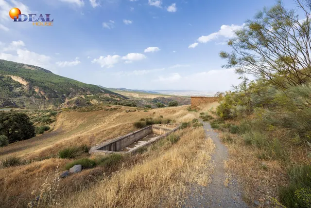 En Venta Maravilloso Paraje Natural, a medio camino entre Granada y Sierra Nevada, a veinte minutos en coche, desde cada una de ellas. — 10