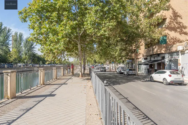 Plaza de garaje cerrado con estanterías en parque Genil cerca de Hospital La Inmaculada — 32