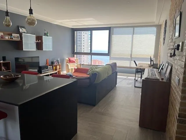 Alquiler todo el año, Apart. 1 dorm. de 90 m2, salón amplio y cocina con isla, reformado, vistas mar — 10