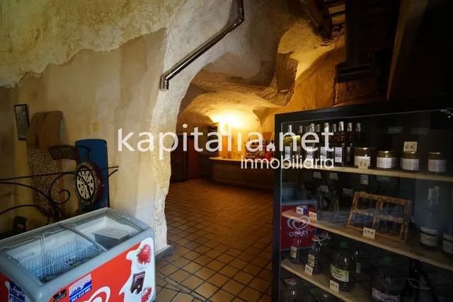 Bar en la emblemática población de Bocairent. — 12