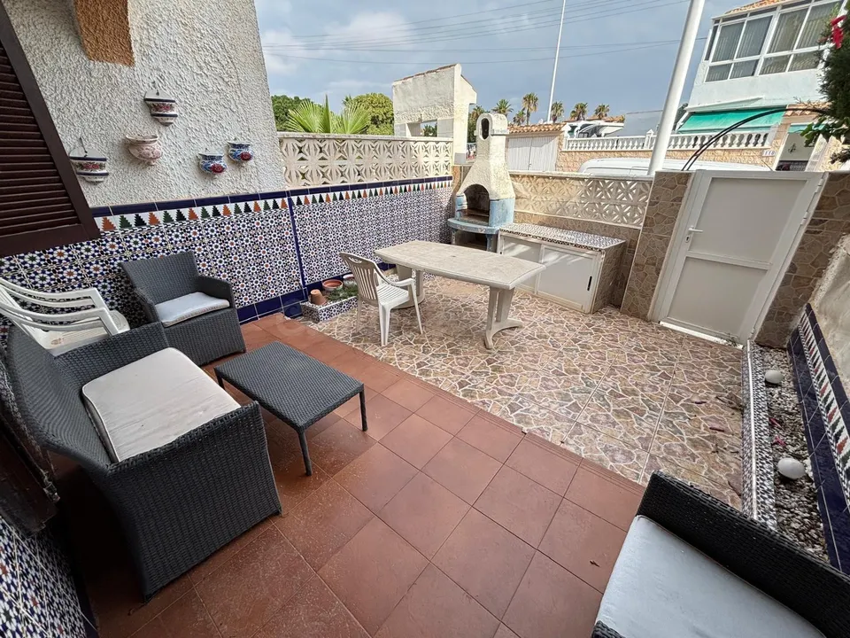 Encantador Dúplex en La Rosaleda (Torrevieja) con Solárium, Jardín Delantero y Trasero