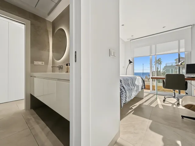 Villa de lujo con vistas al mar en Aguamarina, a 200 metros de la playa — 26