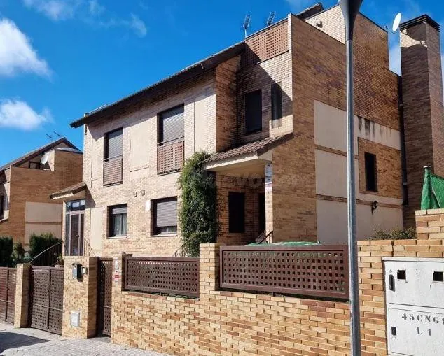 SE VENDE casa OKUPADA en Calle Caceres Nº 15 Ventas de Retam