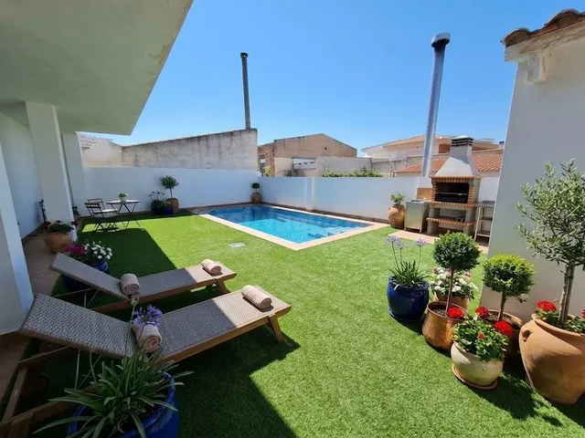 Casa familiar en el centro de Pinoso con gran garaje y potencial de negocio | ¡Solo 780 €/m2! — 2