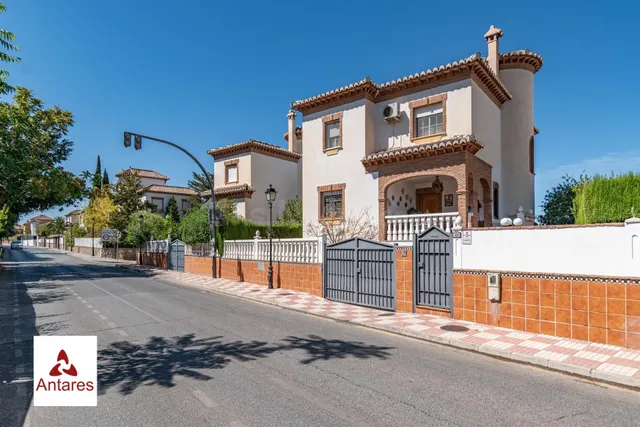 Impresionante Chalet en La Zubia Piscina y Espacios Amplios - foto 4