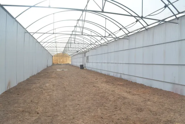 Se alquila terreno con techo ideal para vehículos, almacén o - foto 4