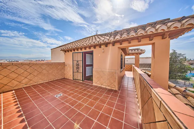 Espacio, calidez y terrazas para disfrutar: una casa con personalidad en Churriana de la Vega — 31