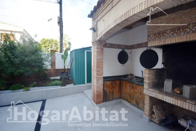Atractivo chalet amplio con piscina privada, garaje y terraza, todo amueblado y cerca de la playa. — 12