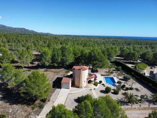 Chalet con piscina, gran parcela y licencia turística — 34