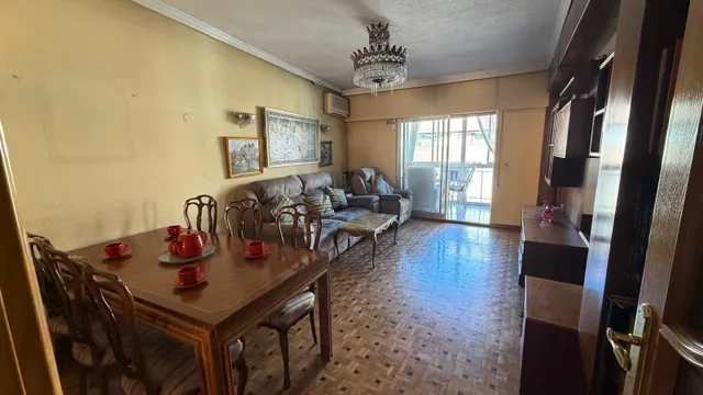 Oportunidad en calle alcala, piso de 3 dormitorios, 2 salones, 2 baños, terraza y ascensor. — 17
