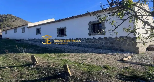 Estupenda casa de 4 dormitorios en la Sierra de la Carrasqui