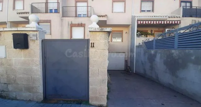 SE VENDE casa OKUPA en C Juan Carlos I 11 de Seseña - foto 2