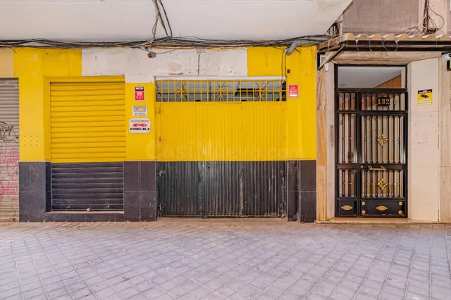 Local en Camino de Ronda 132D con posibilidad de cambio de uso a vivienda — 4