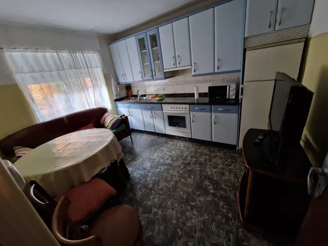 SE VENDE CASA EN VILLACALBIEL, 2 PLANTAS, PATIO 60 M2, CALEF