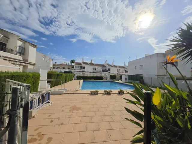 BUNGALOW PLANTA ALTA EN URBANIZACION CERRADA CON PISCINA COMUNITARIA — 2