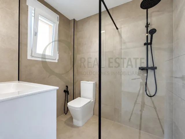 Chalet independiente con jardín y amplias terrazas en Lanuza, El Campello. — 28