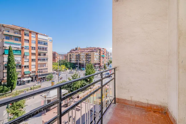 Oportunidad Única: Amplio Piso para Reformar en Camino de Ronda ✨ — 32