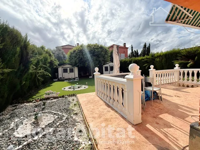 Privacidad y vida al aire libre en este exclusivo chalet con jardín, buhardilla y garaje en Masías — 13