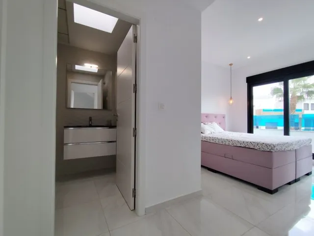 Casa adosada en venta en Bigastro con 3 dormitorios, 3 baños, solárium privado de 39 m2 y piscina comunitaria — 20